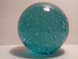 Türkiz kék színű üveg buborékos levélnehezék 922 g