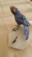 Brazília egyik jelképe: ARA papagáj csillogó ásvány talapzaton