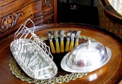 Antik, ezüstözött reggeliző készlet, üvegbetétes vajtartó, pirítós tartó, tálcával, 6 db vajazókés 