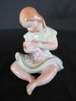 Kispesti porcelán babázó kislány