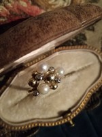 Arany foglalatban valódi gyöngyös bogyós gyűrű gyémántokkal au585