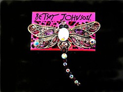 Betsey Johnson lila Szitakötő bross