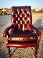 Gyönyörű chesterfield,antik burgundi színű karfás bőr fotel!