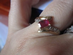 Tömör arany gyűrű fazettált rubin és 2 brill csiszolású gyémánt kővel