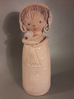 Bájos kerámia kislány babával jelzett szobor