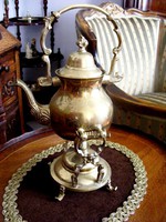Gyönyörű, antik, sárgaréz, ma is használható kb. 3-4 dl-es teáskanna 4 lábú melegítős állványon