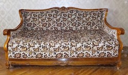 Faragott barokk kanapé , vendégággyá alakítható 