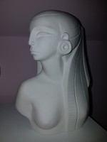 Világhy Árpád zsűrizett jelzett porcelán kisplasztika egyiptomi női szobor