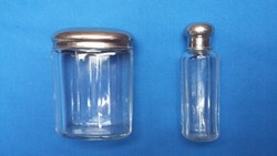 Két régi pipere üveg fém tetővel, az egyikben üveg dugóval