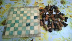 Ónix táblás sakk készlet fa figurákkal