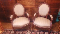 Felújított faragott fotel párban