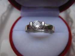 Minden nő álma: Körben köves eljegyzési ezüst gyűrű 