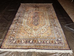 Kayseri kézi csomózású selyem szőnyeg. 273 x 186 cm