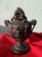 Antik barokk fedeles urna puttokkal.