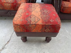 Colonial style pouf