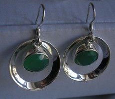 925 ezüst fülbevaló, zöld ónix kővel, érdekes alakkal