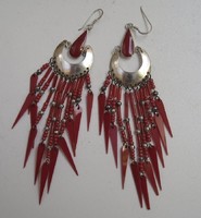 Látványos, törzsi, hosszú ezüst fülbevaló pár, piros zománccal és díszekkel