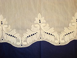 Dúsan hímzett batiszt függöny (M: 230 cm)