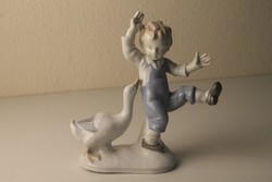 Sitzendorf porcelán szobor, kisfiú libával