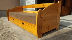 Eladó egy franciaágya alakítható fenyő kanapé nagy ágyneműtartóval. Bútor jó állapotú, erős és stabi