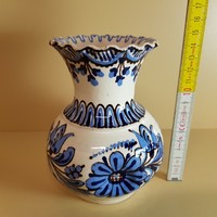 "KI" Kis István, "HMV" Hódmezővásárhely jelzett, kék virágos kerámia váza (488)