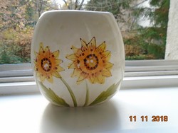 KézzeL festett virágos ovális lapos váza-14 cm