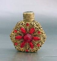 Parfümös üveg aranyozott fém montírozással, piros üveg dísszel