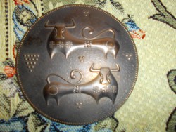 Stilizált  figurákkal  fali dísz fémből