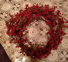 Piros fényes bogyós koszoru karácsonyi asztalra