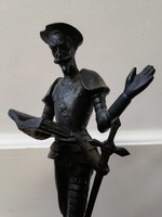 Szerelmes verset olvasó Don Quijote de la Mancha álló bronz szobor