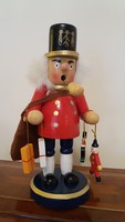 Karácsonyi katona piros pipázó ajándékhozó fabábú fa dekoráció 20 cm