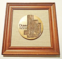 Dunakeszi jelzett bronz plakett fa keretben