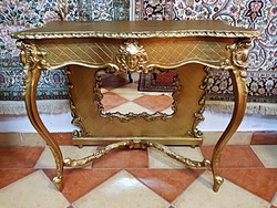 Faragott barokk konzolasztal tükörrel