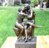 Rodin csókját ábrázló bronz szobor