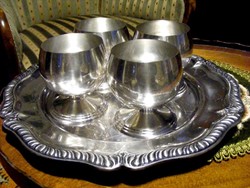 Trébelt szegélyű, ezüstözött, antik tálcán 4 db ezüstözött talpas pohár, gyönyörű készlet
