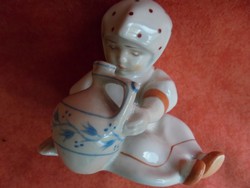 Zsolnay porcelán figura: kislány ivókorsóval