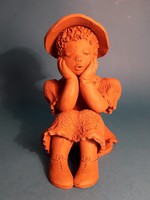 Illár Erzsébet terrakotta kerámia ülő kalapos lány