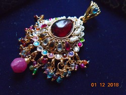 Aranyozott filigrán nagyon  dekoratív Keleti medál,drága és féldrága kövekkel,üveg gyöngyökkel