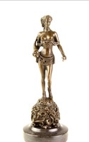 Amazon mitológiai jelenetű bronz szobor