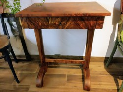 Felújított antik Biedermeier varró asztal
