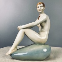 Zsolnay porcelán kövön ülő nő
