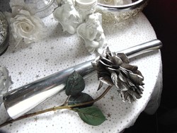 Váza ezüst csillámos rózsával 