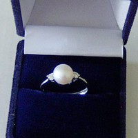 Tenyésztett igazgyöngy gyűrű, fehér színű .8 USA méret Sterling ezüst