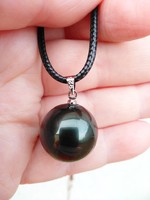Tenyésztett 18 mm-s fekete tahiti gyöngy, viaszolt bőrszálon