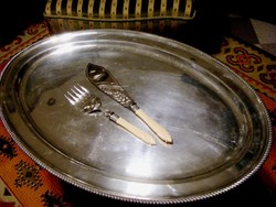 63 cm-es, jelzett Sheffield, ezüstözött antik sültestál, különleges, ezüstözött tálaló eszközökkel