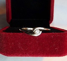 White gold engagement ring with 0.12 ct sparkling brill stone