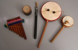 Dél-amerikai miniatűr hangszer gyűjtemény - pánsíp és 3 db dob 