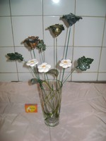 Üveg váza fém és kerámia virágokkal