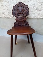 Dúsan faragott szék a XIX. századból.