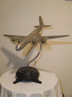 Ritka fém repülőgép modell,fa talapzaton